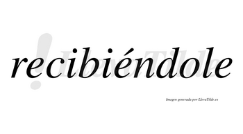 Recibiéndole lleva tilde con vocal tónica en la segunda «e»