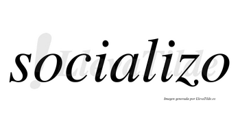 Socializo  no lleva tilde con vocal tónica en la segunda «i»