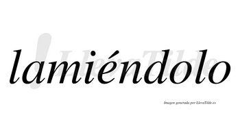 Lamiéndolo  lleva tilde con vocal tónica en la «e»