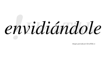 Envidiándole lleva tilde con vocal tónica en la «a»