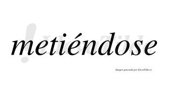 Metiéndose  lleva tilde con vocal tónica en la segunda «e»