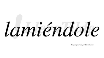 Lamiéndole  lleva tilde con vocal tónica en la primera «e»