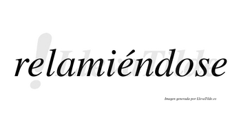 Relamiéndose  lleva tilde con vocal tónica en la segunda «e»