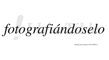 Fotografiándoselo lleva tilde con vocal tónica en la segunda «a»