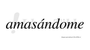 Amasándome lleva tilde con vocal tónica en la tercera «a»